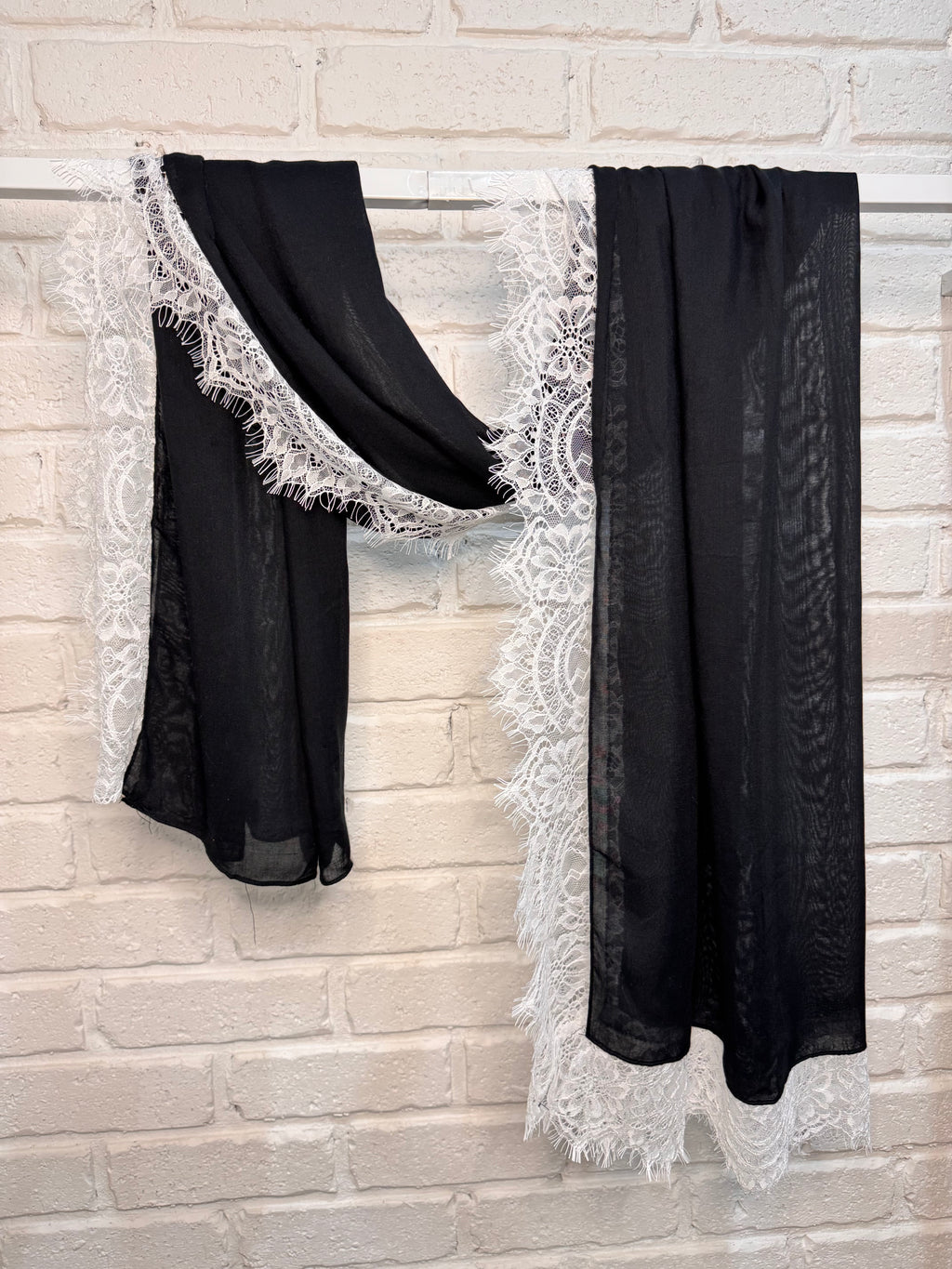 Noir lace modal