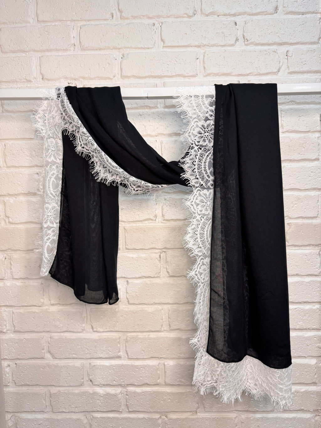 Noir lace modal