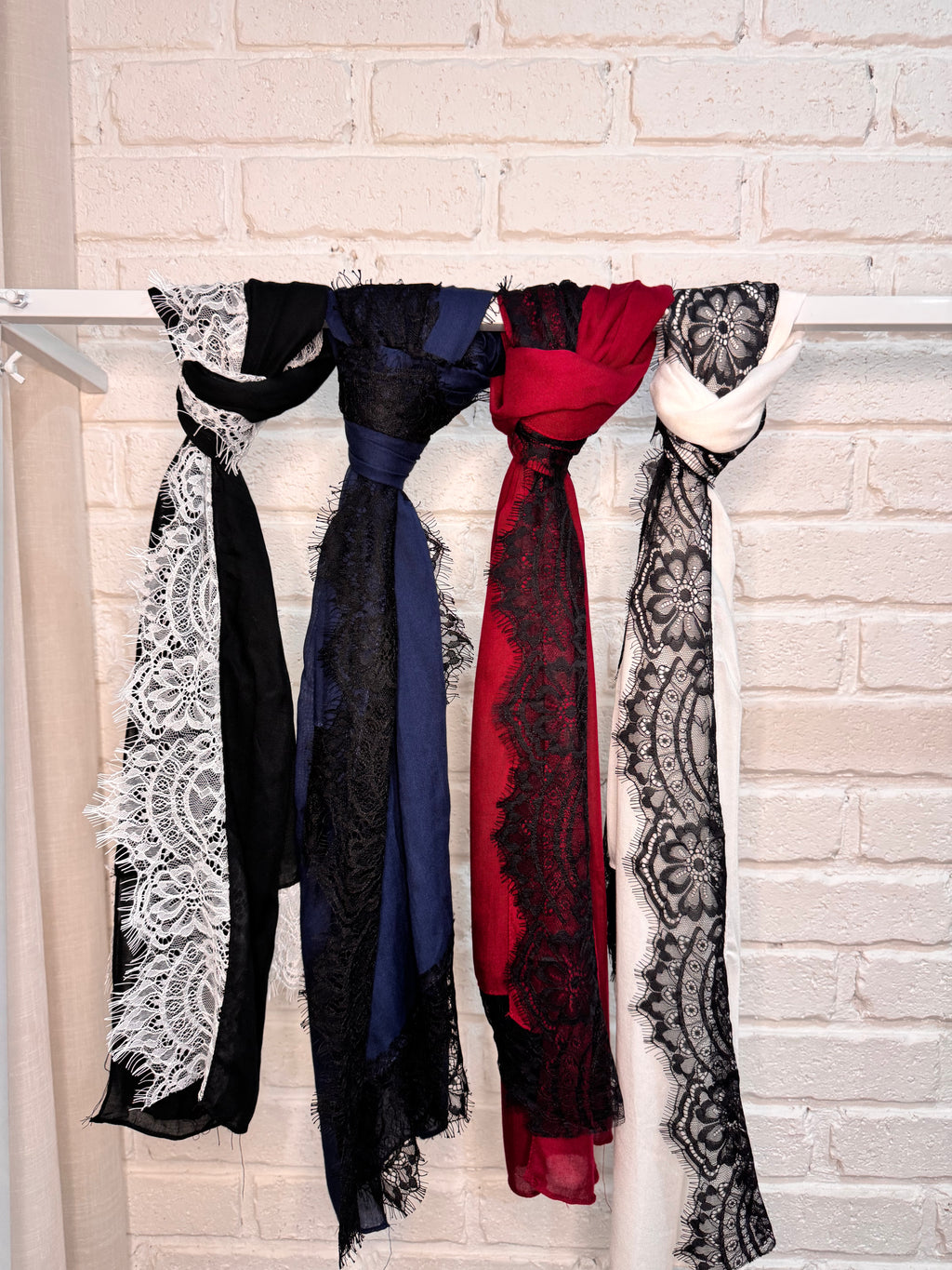 Noir lace modal