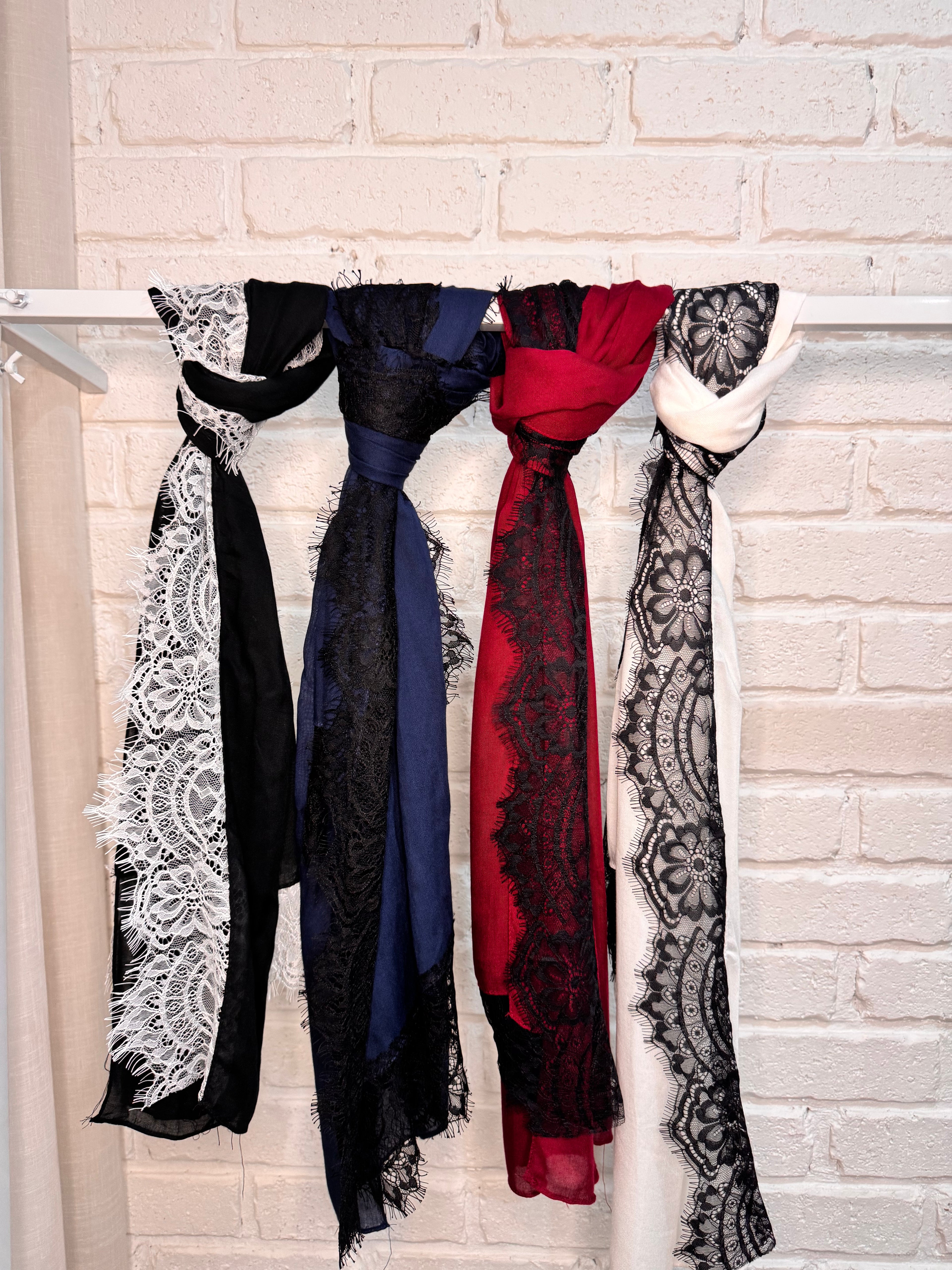 Noir lace modal