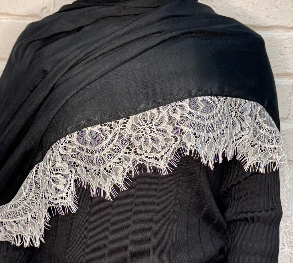 Noir lace modal
